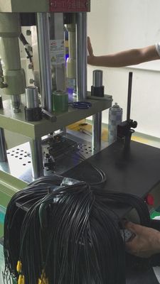 پلاستیک 30 تن ماشین قالب گیری تزریق عمودی با 50 G / S نرخ تزریق و 1 اژکتور