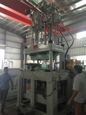 400mm باز ضربه مرکز برج دو رنگ پلاستیک ماشین تزریق قالب 240T JTT2V3R-2400
